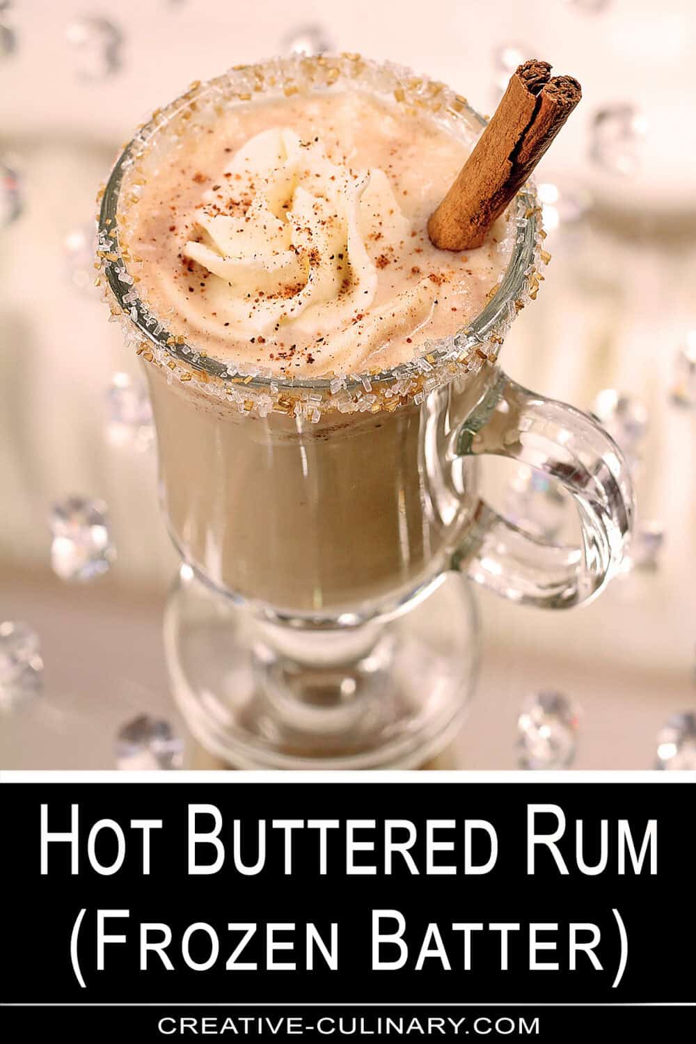 PIN kodas vienai karšto sviesto romo porcijai airiškame kavos stikliniame puodelyje, papuoštame muskato riešutu ir cinamono lazdele.