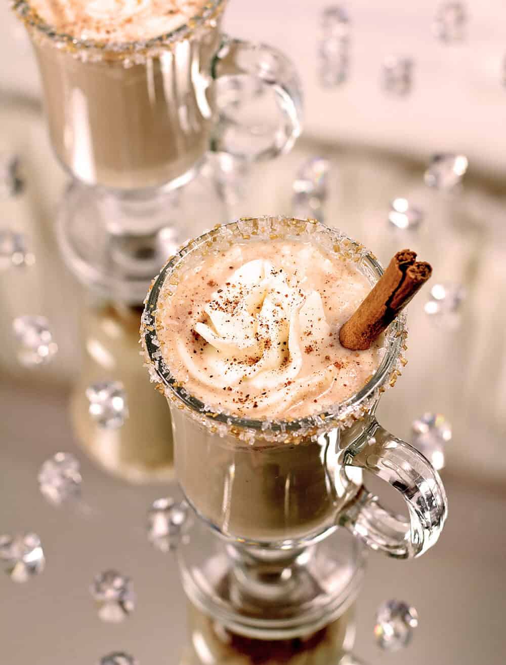 Karšta sviestu ištepta romo tešla dedama į karštą vandenį, kad pagamintų šį skanų karštą sviestu pateptą romo tešlą stikliniame puodelyje.