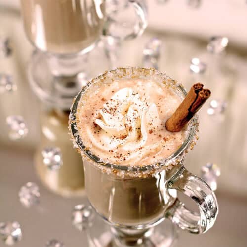 Karšta sviestu ištepta romo tešla dedama į karštą vandenį, kad pagamintų šį skanų karštą sviestu pateptą romo tešlą stikliniame puodelyje.