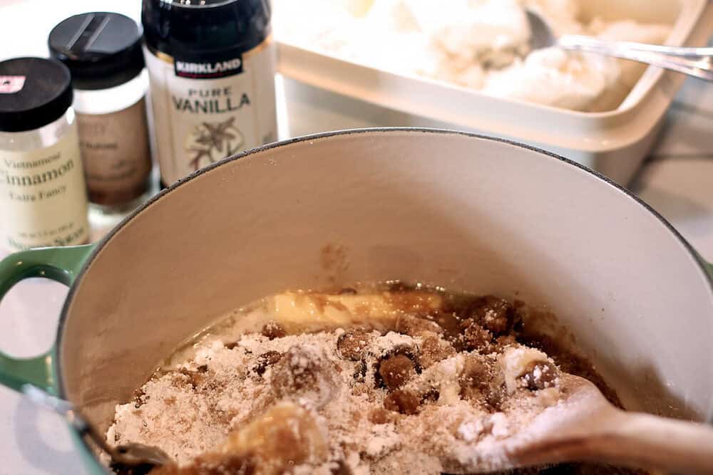 Karšto sviesto romo mišinys puode; Į romą įdėjus cukraus, sviesto ir vanilinių ledų gaunamas skanus gėrimas.